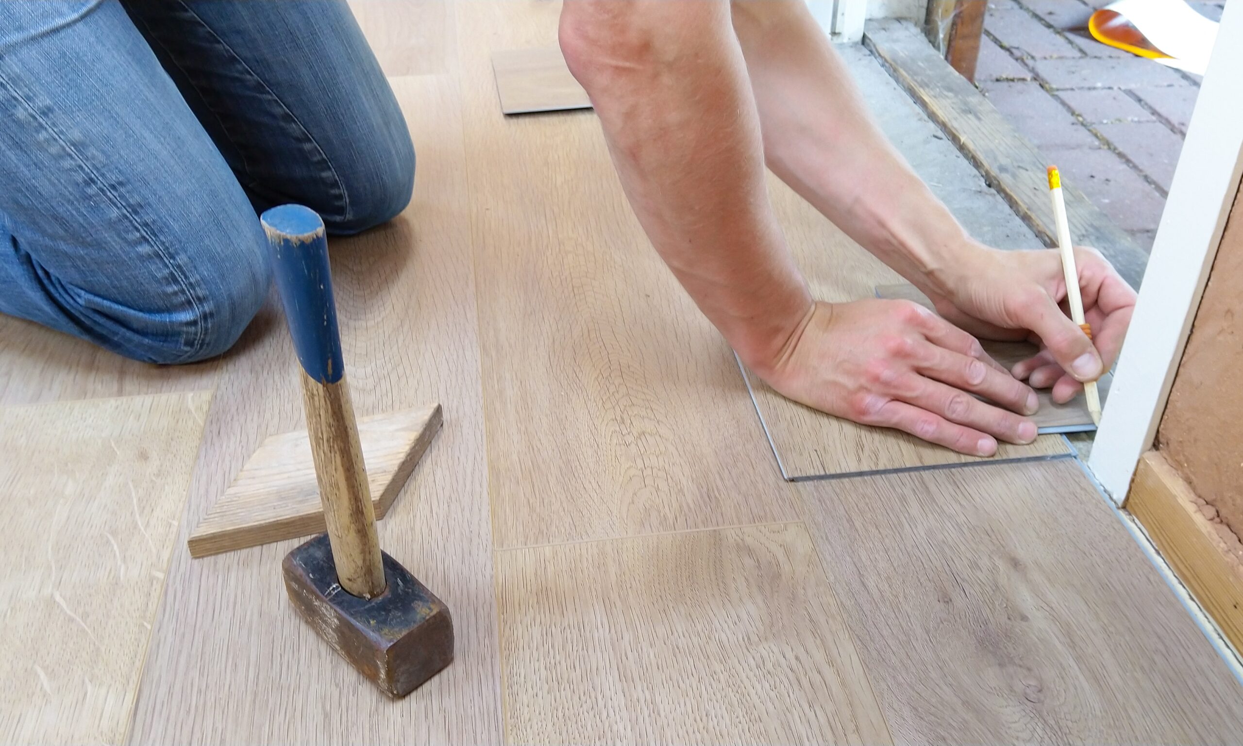 Plank Mohawk Harvest Oak Laminate Flooring vs Pergo